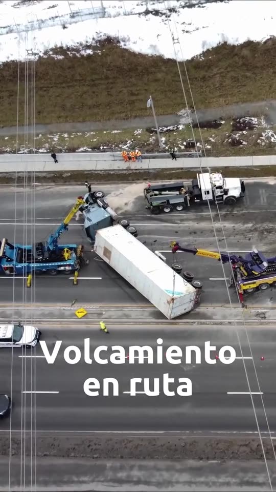 A las 2:17am no necesitas una póliza. Necesitas que alguien conteste. Kevin lleva 8 años en logística. Tres siniestros n